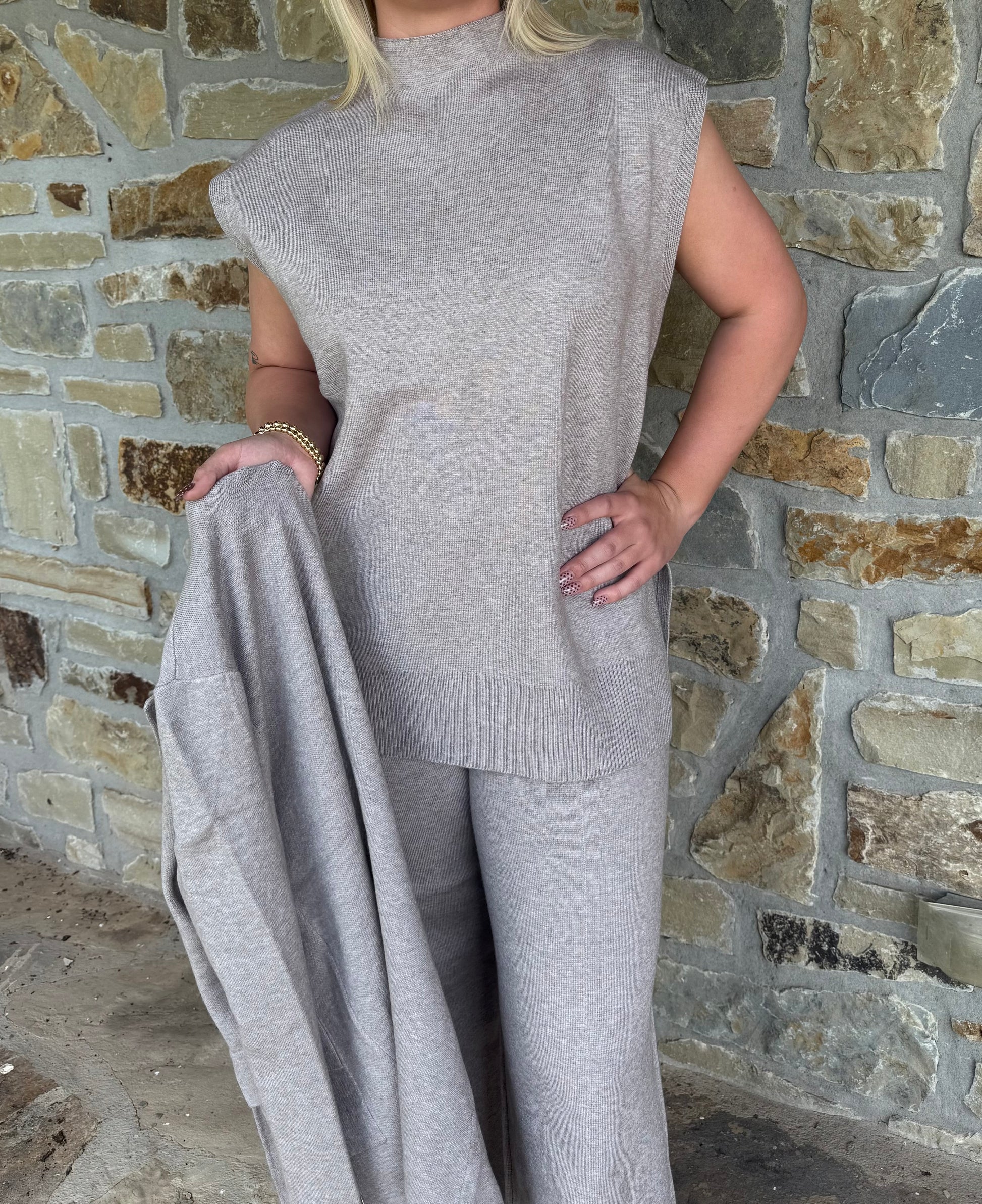 Sleeveless sweater top ￼