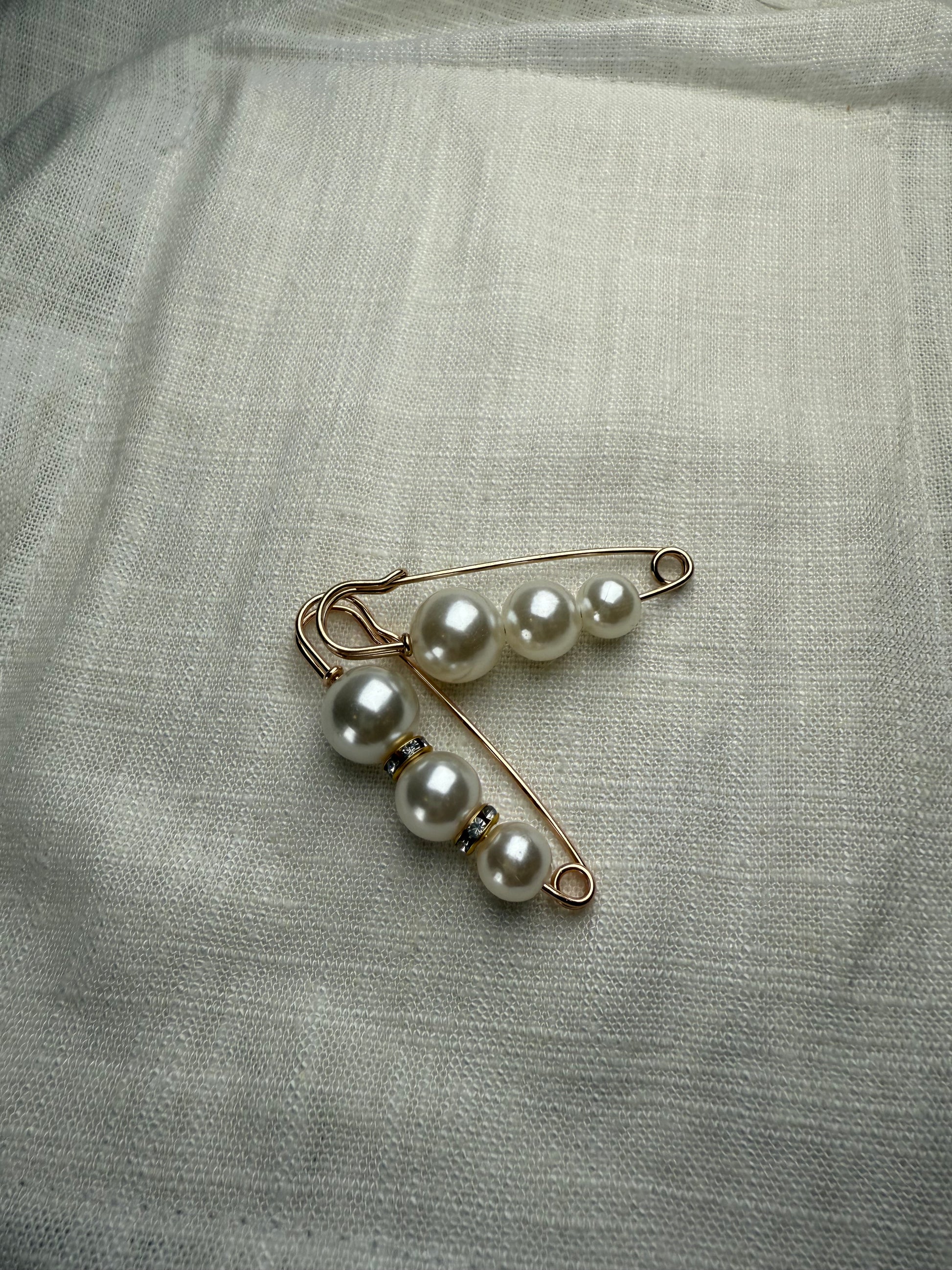 Pearl shoe/bag charm safety pin